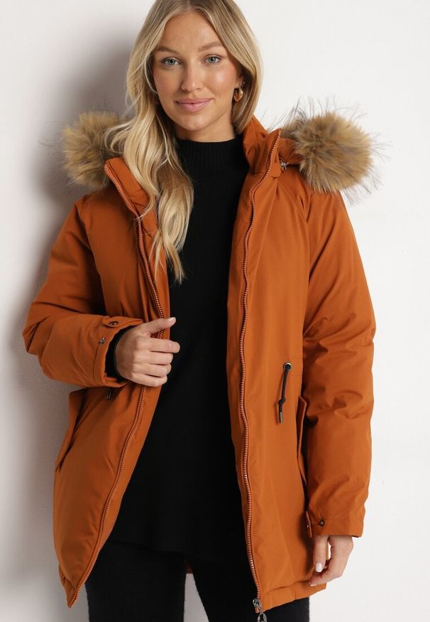 Born2be - Brązowa Kurtka Parka z Odpinanym Kapturem i Futerkiem Ściągana w Pasie Fezilena. Okazja: na imprezę. Kolor: brązowy. Materiał: futro. Długość: długie. Styl: elegancki