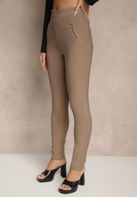 Renee - Jasnobrązowe Spodnie Typu Skinny High Waist Ozdobione Cyrkoniami Lavilara. Okazja: na co dzień. Stan: podwyższony. Kolor: brązowy. Wzór: aplikacja. Styl: elegancki, casual #4