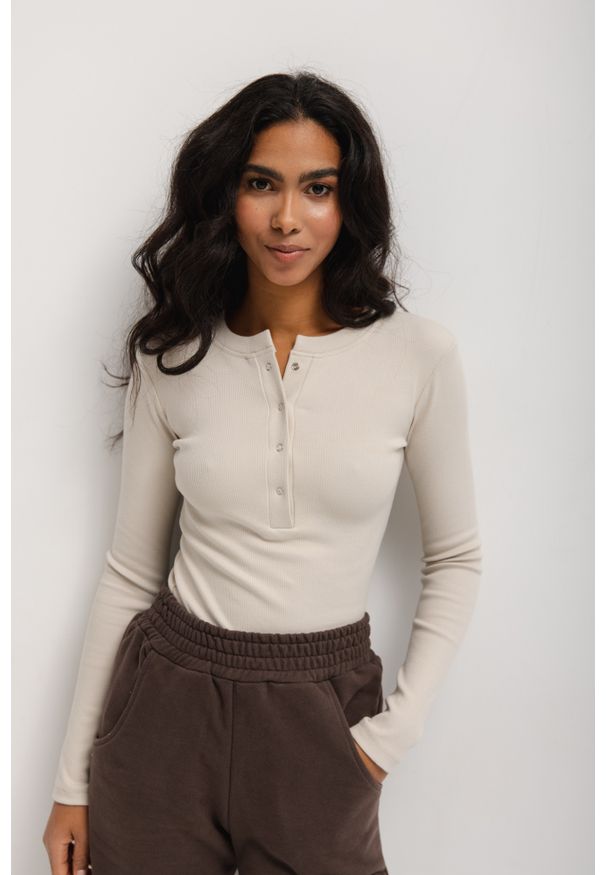 Marsala - Dopasowany top z dekoltem na zatrzaski w kolorze SMOKE BEIGE - MOODY NAP-M/L. Kolor: beżowy. Materiał: elastan, prążkowany, bawełna, materiał, dzianina. Długość rękawa: długi rękaw. Długość: długie