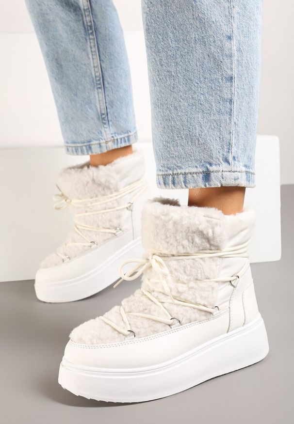 Born2be - Białe Sznurowane Śniegowce Vices na Grubej Podeszwie Ozdobione Futerkiem Nomizola. Okazja: na spacer. Zapięcie: sznurówki. Kolor: biały. Materiał: futro. Wzór: aplikacja. Sezon: zima