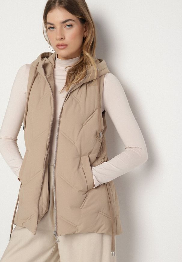 Born2be - Beżowa Casualowa Kamizelka z Kapturem i Pikowanymi Przeszyciami Caletta. Okazja: na co dzień. Typ kołnierza: kaptur. Kolor: beżowy. Materiał: jeans. Styl: casual