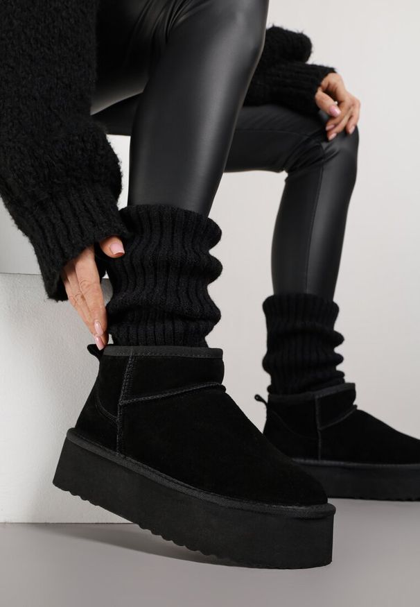 Born2be - Czarne Wsuwane Śniegowce na Platformie z Cholewką z Zamszu Naturalnego Mevelessa. Zapięcie: bez zapięcia. Kolor: czarny. Materiał: zamsz. Szerokość cholewki: normalna. Obcas: na platformie. Styl: elegancki