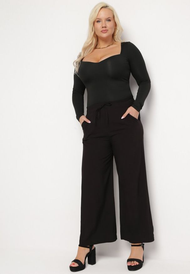 Born2be - Czarne Bawełniane Spodnie Szerokie z Kieszeniami Hiveta. Kolor: czarny. Materiał: bawełna