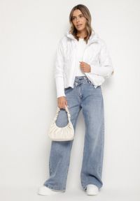 Born2be - Biała Kurtka z Pikowanymi Przeszyciami o Pudełkowym Kroju Tacholla. Okazja: na co dzień, na spacer. Kolor: biały. Materiał: jeans. Wzór: aplikacja. Styl: casual #6