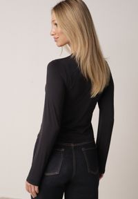 Born2be - Czarna Gładka Bluzka z Długim Rękawem z Bawełną Moaneta. Okazja: na co dzień. Kolor: czarny. Materiał: bawełna. Długość rękawa: długi rękaw. Długość: długie. Wzór: gładki. Styl: casual, elegancki, klasyczny #6