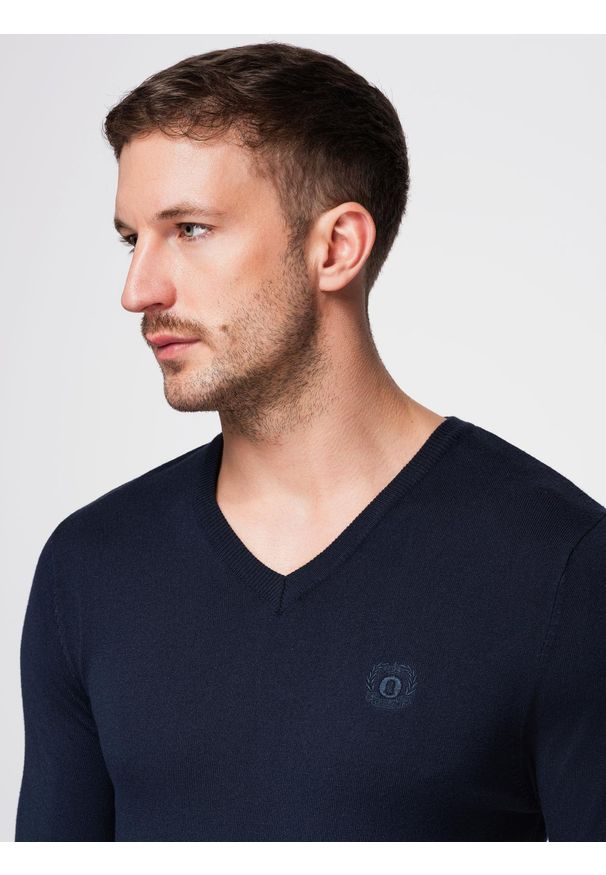 Ombre Clothing - Męski elegancki sweter BASIC V-neck z wiskozą – granatowy V2 - Rozmiar: M. Okazja: do pracy, na co dzień. Typ kołnierza: dekolt w serek. Kolor: niebieski. Materiał: wiskoza. Wzór: haft. Styl: elegancki