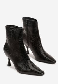Renee - Czarne Eleganckie Botki Vices na Kaczuszce Zdobione Tłoczeniem Brottalie. Okazja: na imprezę, na randkę. Kolor: czarny. Materiał: satyna, skóra. Wzór: aplikacja. Obcas: na szpilce. Styl: elegancki. Wysokość obcasa: niski #7