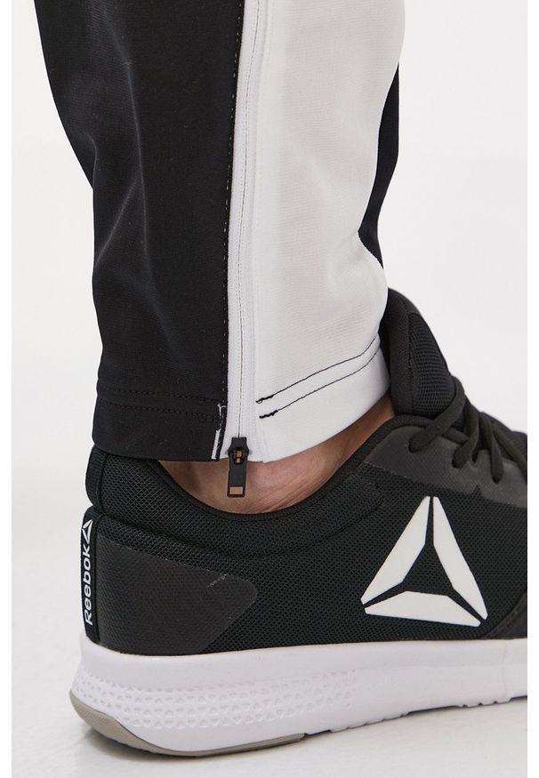 Reebok Spodnie GL3153 męskie kolor czarny z aplikacją. Kolor: czarny. Wzór: aplikacja