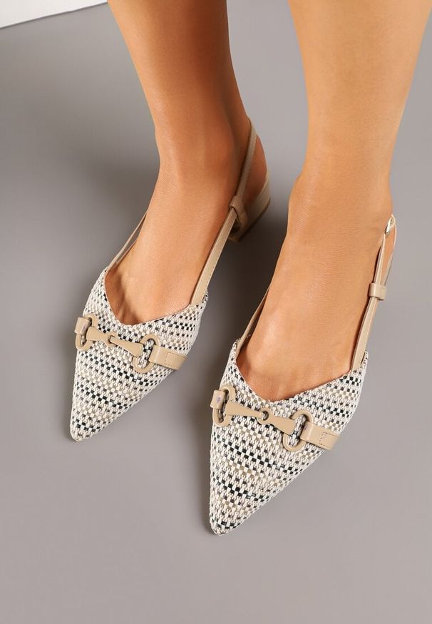 Renee - Ciemnobeżowe Sandały Vices Slingback Ozdobione Klamrą i Plecionką Nilasiela. Okazja: na co dzień. Zapięcie: klamry. Kolor: beżowy. Wzór: aplikacja. Obcas: na słupku. Styl: casual, elegancki