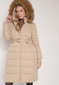 Born2be - Beżowa Długa Kurtka Pikowana z Kapturem z Futerkiem i Paskiem w Talii Avesiia. Okazja: do pracy, na spotkanie biznesowe. Typ kołnierza: kaptur. Kolor: beżowy. Materiał: futro. Długość: długie. Styl: biznesowy #1
