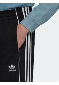 Adidas - adidas Spodnie dresowe Rekive HK7319 Czarny Regular Fit. Kolor: czarny. Materiał: bawełna, dresówka #4