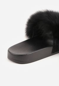 Renee - Czarne Klapki z Futrem Turtlefeather. Okazja: do domu, na co dzień. Nosek buta: otwarty. Kolor: czarny. Materiał: futro. Wzór: aplikacja. Styl: street, casual #3