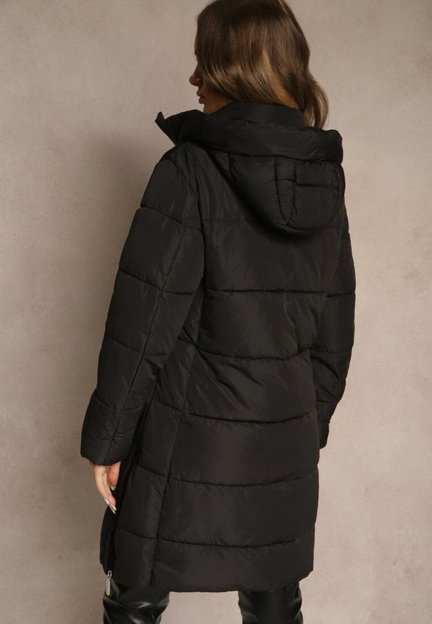 Renee - Czarna Pikowana Kurtka z Kapturem i Bocznymi Suwakami Lundrie. Okazja: na co dzień. Typ kołnierza: kaptur. Kolor: czarny. Materiał: dzianina, jeans, poliester. Sezon: zima. Styl: casual