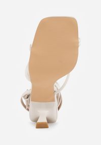 Born2be - Białe Sandały na Geometrycznej Szpilce z Kwadratowym Noskiem Maririn. Okazja: na co dzień. Zapięcie: sprzączka. Kolor: biały. Materiał: jeans. Wzór: geometria. Obcas: na szpilce. Styl: casual, elegancki #9