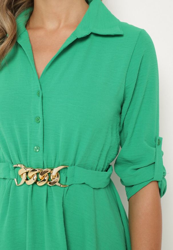 Born2be - Jasnozielona Sukienka o Rozkloszowanym Fasonie z Guzikami i Ozdobnym Łańcuchem Wabolia. Kolor: zielony. Materiał: materiał. Styl: elegancki, klasyczny