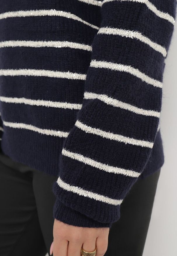 Born2be - Granatowy Pasiasty Sweter z Dekoltem w Serek Zdobiony Cekinami Tegiop. Typ kołnierza: dekolt w serek. Kolor: niebieski. Wzór: aplikacja