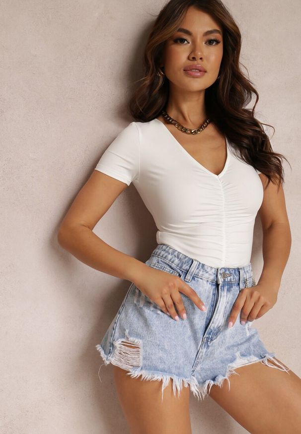 Renee - Białe Body Agariolea. Kolor: biały. Materiał: jeans. Długość rękawa: krótki rękaw. Długość: krótkie. Wzór: aplikacja. Styl: elegancki