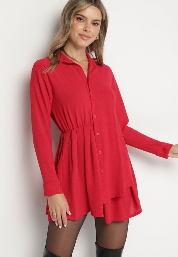Born2be - Czerwona Asymetryczna Sukienka o Koszulowym Kroju z Gumką w Talii Elodina. Kolor: czerwony. Długość rękawa: długi rękaw. Typ sukienki: koszulowe, asymetryczne. Styl: elegancki, sportowy