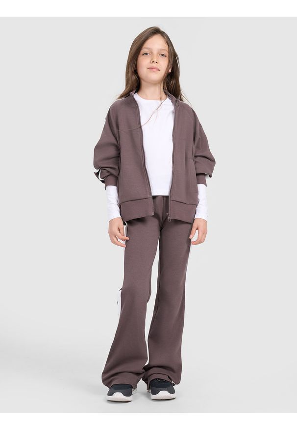 4f - 4F Spodnie dresowe z rozszerzanymi nogawkami damskie - fioletowe 128 (7-8 lat). Okazja: na co dzień. Kolor: fioletowy. Materiał: dresówka. Wzór: gładki, ze splotem. Sezon: lato. Styl: sportowy, młodzieżowy, casual, klasyczny, elegancki
