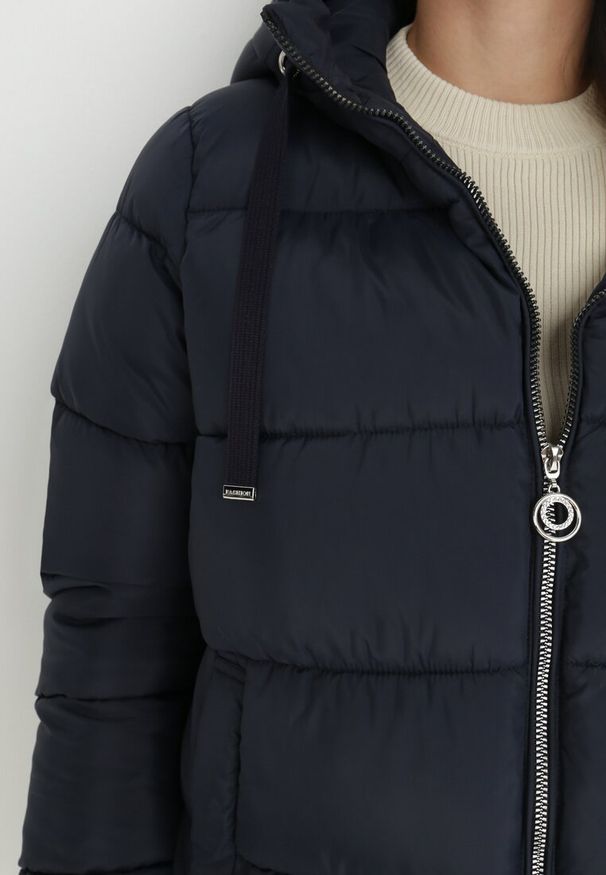 Born2be - Granatowa Kurtka Puffer Pikowana z Kapturem Shannone. Okazja: na co dzień. Typ kołnierza: kaptur. Kolor: niebieski. Długość rękawa: długi rękaw. Długość: długie. Wzór: jednolity. Sezon: zima, jesień. Styl: casual