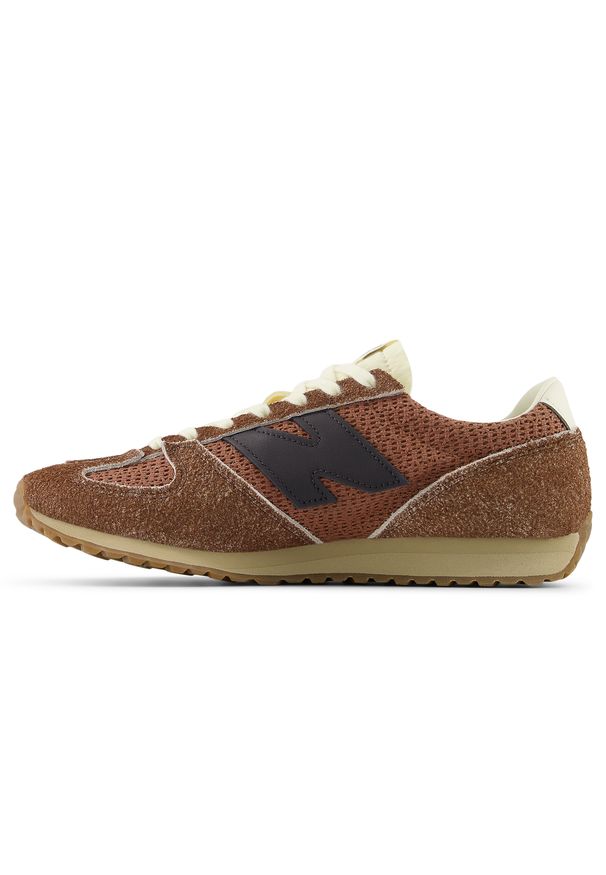 Buty unisex New Balance U471RA – brązowe. Kolor: brązowy. Materiał: zamsz, syntetyk, materiał. Szerokość cholewki: normalna. Wzór: jodełka. Sezon: lato