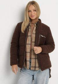 Born2be - Brązowa Futrzana Kurtka Pikowana w Stylu Baranka Olettana. Okazja: na co dzień. Kolor: brązowy. Materiał: futro. Styl: casual #5