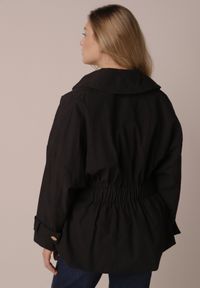 Born2be - Czarna Bawełniano-Wiskozowa Kurtka Typu Krótki Trencz z Ozdobnym Guzikiem Dafena. Okazja: na co dzień, na spotkanie biznesowe, do pracy. Kolor: czarny. Materiał: wiskoza, bawełna. Długość: krótkie. Styl: casual, biznesowy, elegancki, klasyczny #3