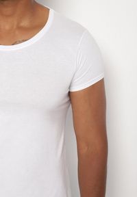 Born2be - Biały Klasyczny T-shirt z Bawełny Fodena. Okazja: na co dzień. Kolor: biały. Materiał: bawełna. Styl: klasyczny #5