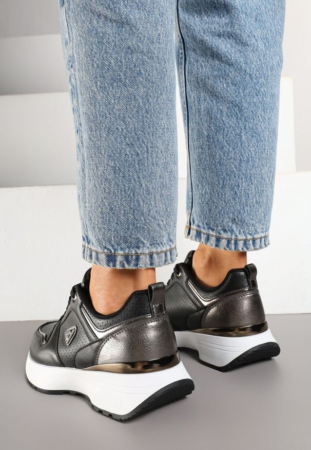 Renee - Czarne Sneakersy Ozdobione Perforacją i Geometryczną Aplikacją Senilanea. Okazja: na co dzień. Kolor: czarny. Materiał: jeans. Wzór: aplikacja, geometria