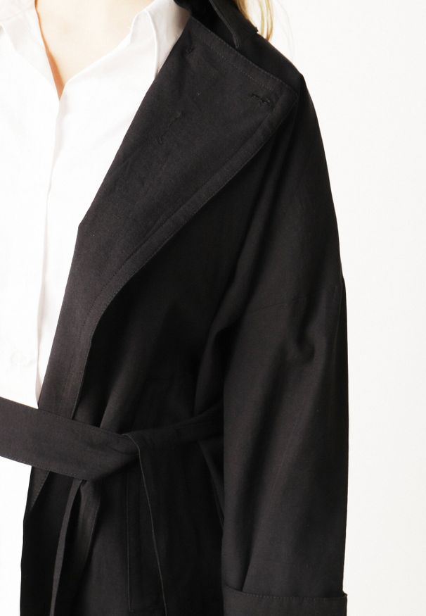 Born2be - Czarna Bawełniano-Wiskozowa Kurtka Typu Krótki Trencz z Ozdobnym Guzikiem Dafena. Okazja: na co dzień, na spotkanie biznesowe, do pracy. Kolor: czarny. Materiał: wiskoza, bawełna. Długość: krótkie. Styl: casual, biznesowy, elegancki, klasyczny