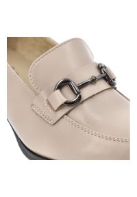 Półbuty damskie Vinceza, cholewka ze skóry naturalnej licowej wsuwany fason z ozdobnym paskiem i metalową klamrą, beżowe, 18116. Zapięcie: klamry. Kolor: beżowy. Materiał: skóra. Szerokość cholewki: normalna #2