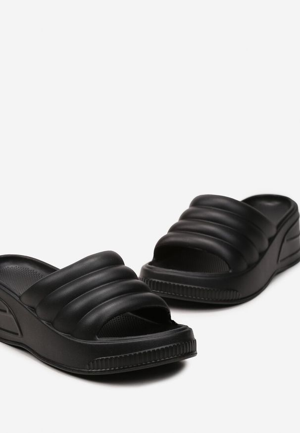 Renee - Czarne Basenowe Klapki z Pianki na Platformie Relif. Kolor: czarny. Sezon: lato. Obcas: na platformie. Styl: elegancki