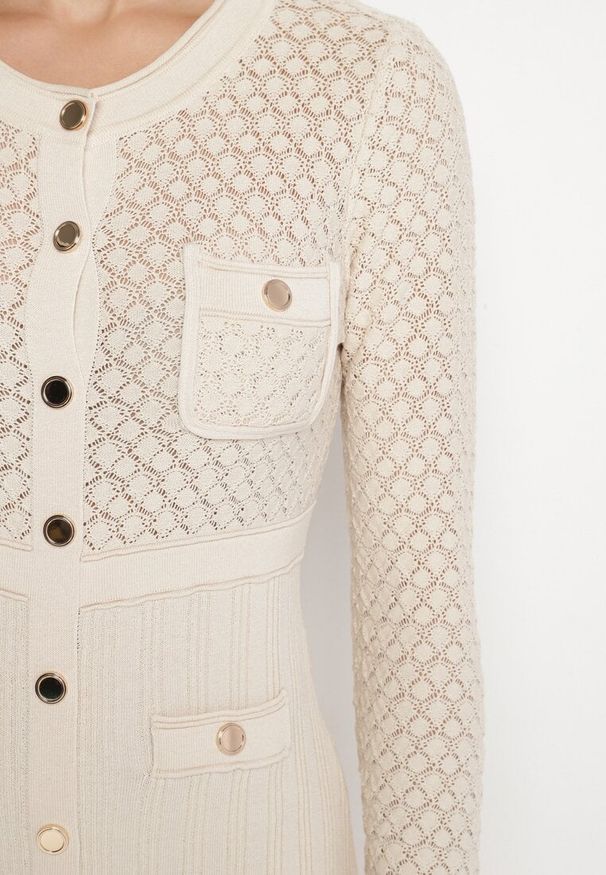 Born2be - Beżowa Sukienka z Ażurowej Dzianiny Ozdobiona Metalicznymi Guzikami Aviola. Okazja: na co dzień, na spotkanie biznesowe. Kolor: beżowy. Materiał: dzianina. Wzór: ażurowy, aplikacja. Sezon: wiosna, jesień. Typ sukienki: proste, ołówkowe. Styl: biznesowy, casual, elegancki