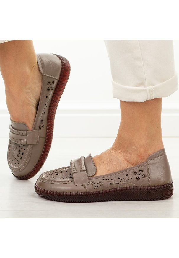 POTOCKI - Khaki skórzane półbuty damskie Potocki 15311. Okazja: na co dzień. Nosek buta: okrągły. Kolor: brązowy. Materiał: skóra. Szerokość cholewki: normalna. Wzór: ażurowy. Sezon: wiosna, lato, jesień. Styl: casual, klasyczny, elegancki