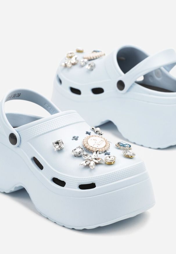 Born2be - Niebieskie Klapki na Grubej Podeszwie Ozdobione Aplikacjami 3D i Wycięciami Varinea. Okazja: na co dzień. Kolor: niebieski. Materiał: jeans. Wzór: aplikacja. Styl: elegancki, casual