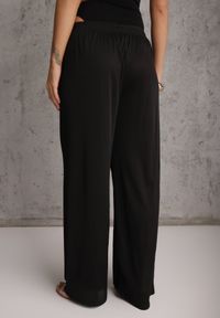 Renee - Czarne Teksturowane Spodnie High Waist Wide Leg z Ozdobnym Guzikiem Aviane. Okazja: na co dzień. Stan: podwyższony. Kolor: czarny. Materiał: tkanina. Długość: krótkie. Styl: casual #5