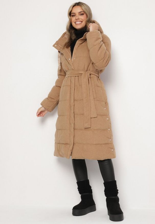 Born2be - Beżowa Pikowana Kurtka z Kapturem i Paskiem Zdobiona Rozcięciami na Napy Semiriora. Okazja: na spacer, na co dzień. Typ kołnierza: kaptur. Kolor: beżowy. Materiał: jeans. Wzór: aplikacja. Styl: casual, elegancki