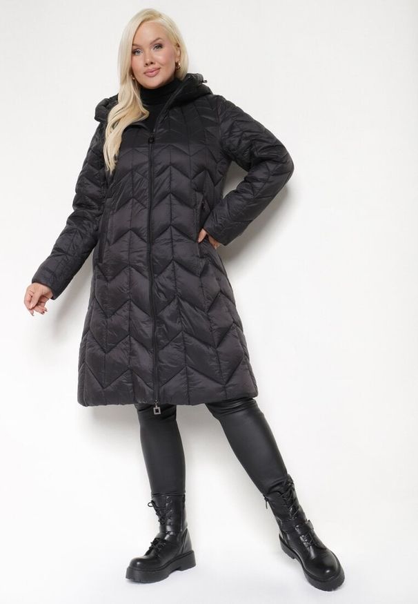Born2be - Czarna Długa Kurtka z Ozdobnym Pikowanym Przeszyciem i Kapturem Pretini. Okazja: na co dzień. Kolekcja: plus size. Kolor: czarny. Materiał: jeans. Długość rękawa: długi rękaw. Długość: długie. Styl: elegancki, casual, klasyczny
