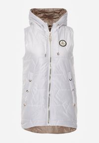 Born2be - Biała Pikowana Kamizelka o Długim Kroju z Nieodpinanym Kapturem i Aplikacją Koretes. Okazja: na co dzień. Kolor: biały. Materiał: prążkowany, poliester. Długość: długie. Wzór: aplikacja. Styl: casual #2