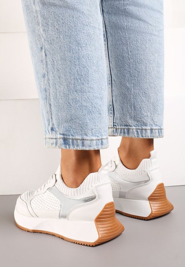 Born2be - Białe Sneakersy z Elastyczną Cholewką Vespiera. Okazja: na co dzień. Kolor: biały. Materiał: jeans. Szerokość cholewki: normalna. Obcas: na obcasie
