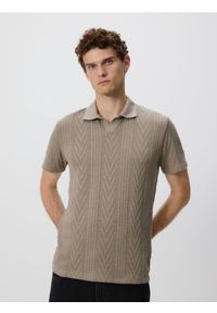 Reserved - Strukturalne polo comfort fit - beżowy. Typ kołnierza: polo. Kolor: beżowy. Materiał: dzianina #1
