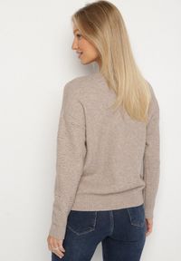Born2be - Beżowy Sweter Ozdobiony Motywem Serc Unisae. Okazja: na co dzień. Kolor: beżowy. Materiał: jeans. Wzór: aplikacja. Styl: casual #6