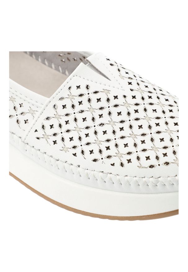 Półbuty damskie Filippo, cholewka ze skóry naturalnej licowej wsuwany fason zabudowany przód, białe, DP4555/26. Kolor: biały. Materiał: skóra. Szerokość cholewki: normalna