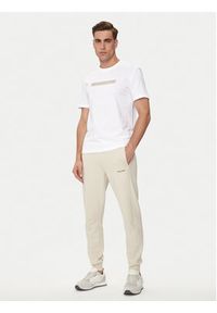 Calvin Klein Spodnie dresowe Micro Logo K10K109940 Beżowy Regular Fit. Kolor: beżowy. Materiał: bawełna #4