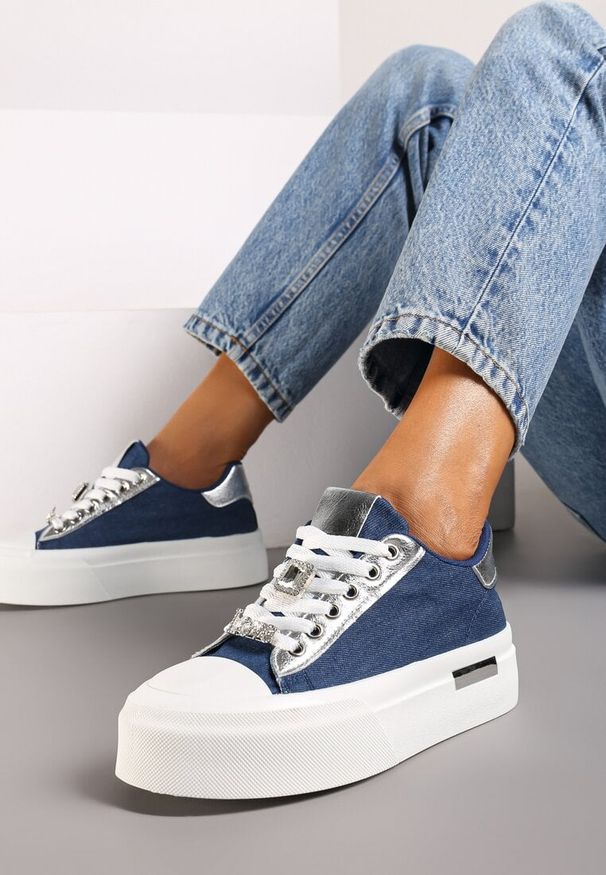 Renee - Niebieskie Casualowe Sneakersy na Platformie Ozdobione Cyrkoniami i Metalicznymi Wstawkami Primaria. Okazja: na co dzień. Kolor: niebieski. Materiał: jeans. Wzór: aplikacja. Obcas: na platformie