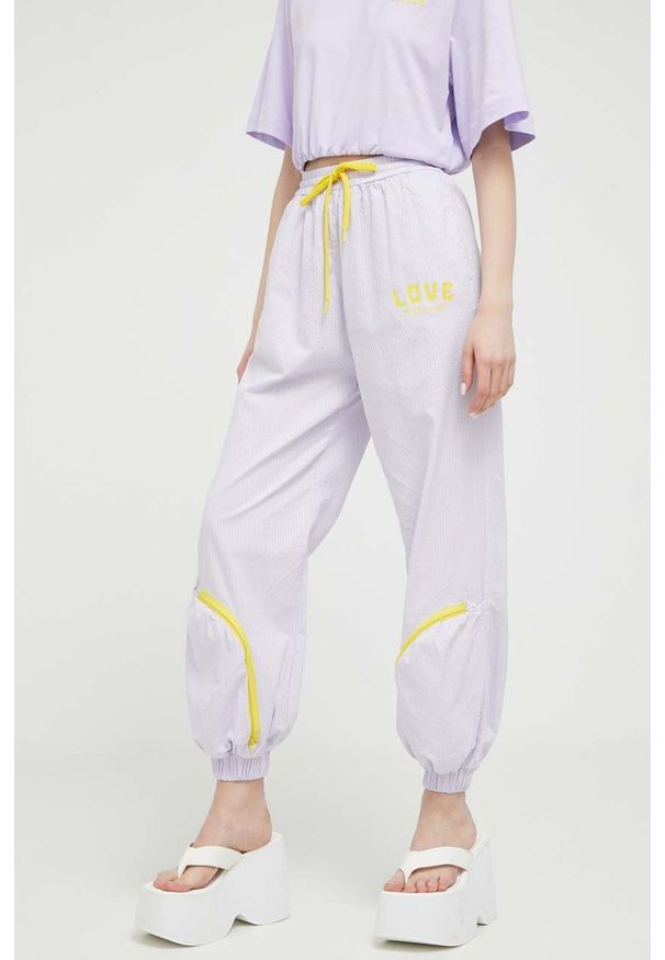 Love Moschino spodnie dresowe kolor fioletowy gładkie. Kolor: fioletowy. Materiał: dresówka. Wzór: gładki