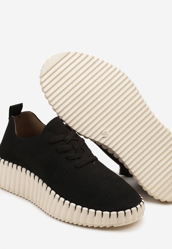 Born2be - Czarne Ażurowe Sneakersy na Grubej Podeszwie z Tłoczeniem Ronele. Okazja: na co dzień. Kolor: czarny. Wzór: ażurowy