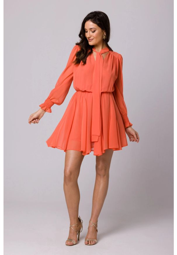 Sukienki.shop - Szyfonowa sukienka koktajlowa z bufiastymi rękawami koralowa. Okazja: na ślub cywilny, na wesele, na imprezę. Kolor: pomarańczowy. Materiał: szyfon. Sezon: lato. Styl: wizytowy