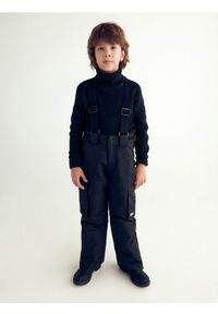 Reserved - Ocieplane spodnie z szelkami - czarny. Kolor: czarny. Materiał: tkanina #1