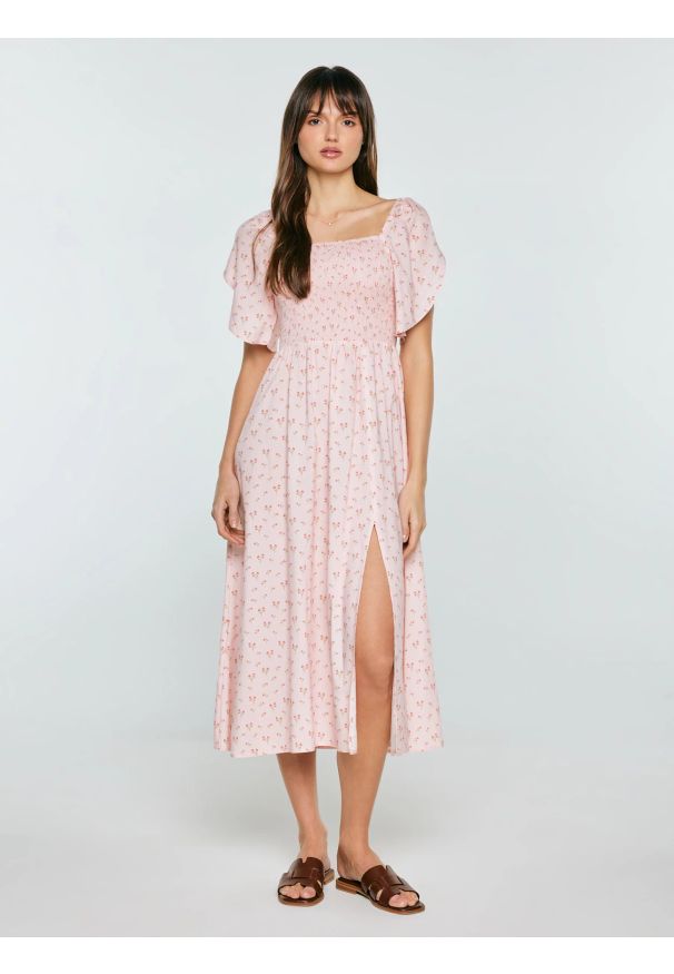 Big-Star - Sukienka damska midi z wiskozy z motywem kwiatowym różowa Bler 600. Typ kołnierza: dekolt w karo. Kolor: różowy. Materiał: wiskoza. Wzór: kwiaty. Długość: midi